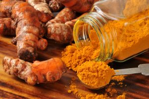 Kurkuma (Curcuma longa): Zlatni Začin s Tisućljetnom Tradicijom i Ljekovitom Snagom